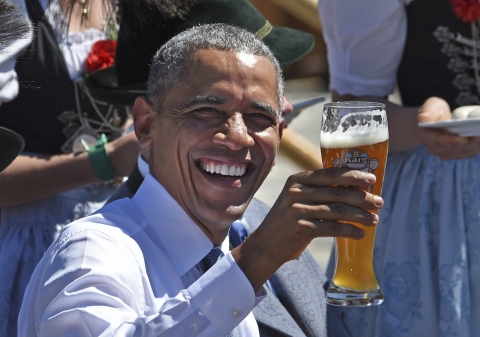 Obama drink draugh beer in Hanoi